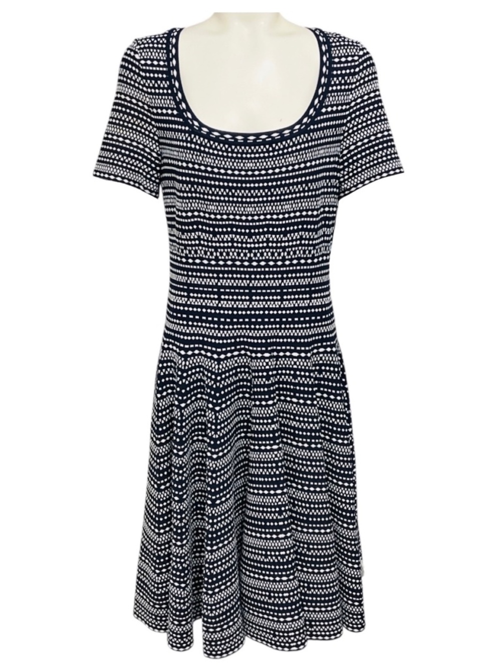ALAIA NAVY BLUE / WHITE PATTERNED VISCOSE STRETCH KNIT SHORT SLEEVED FLARED DRES